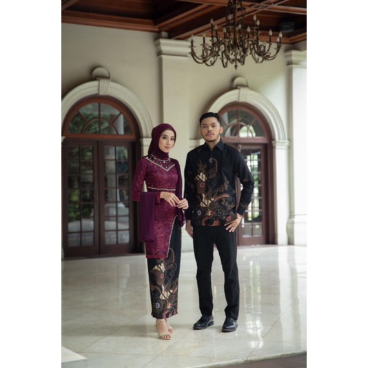 (Akita-hanna tunik burgundy) set couple kebaya wanita &amp; kemeja batik pria. kebaya wisuda kebaya kondangan kebaya lamaran bahan lace premium