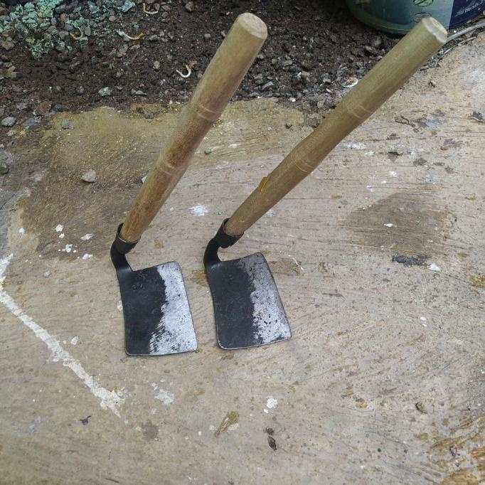 Kored Besi Gagang Kayu Alat Kebersihan