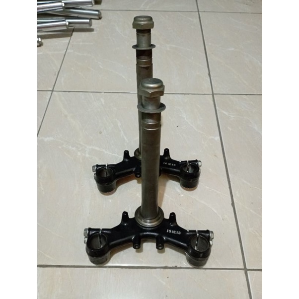 SEGITIGA BAWAH SHOCKBREAKER DEPAN FU 150 2008 2014 KUMPLIT BAUD RING KOMSTIR ORIGINAL