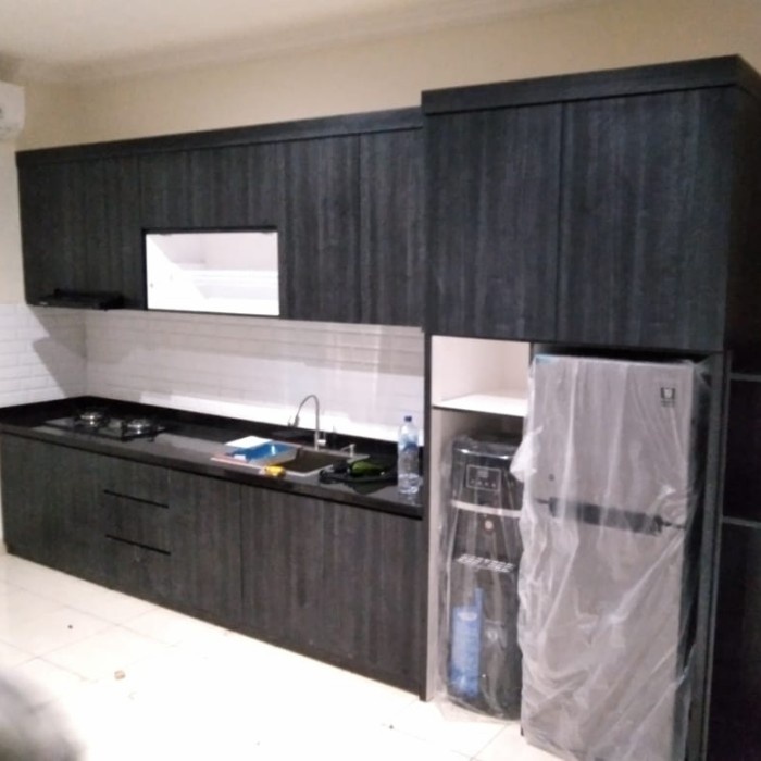 Kitchen set meja granit hitam dinding keramik roman minimalis modern