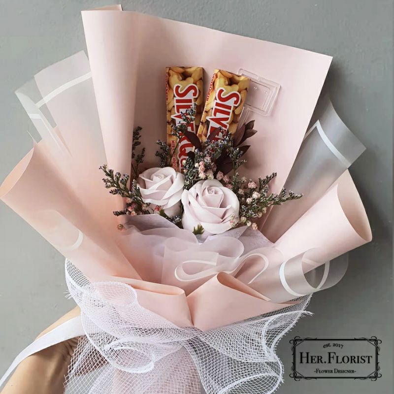 

[BouquetkuOfficial] Sweet bouquet with chocolate x soap flowersBuket bunga sabun rose reguler 2pcs dan coklat silver queen 2 pcs (1pcs silver queen 30gram),