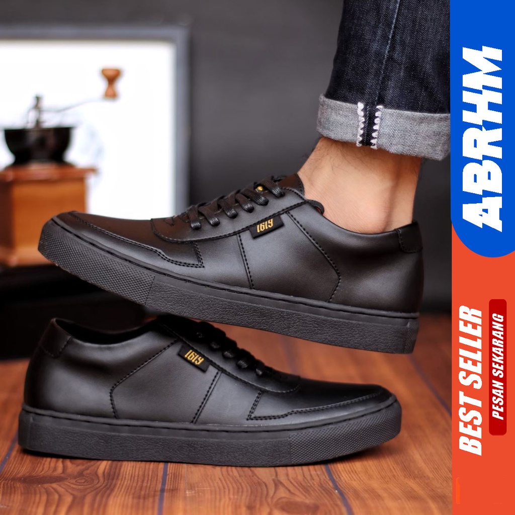 ABRHM X AUGUST Sepatu Kasual Pria Sepatu Pria Casual Sepatu Sneakers Kulit Syntetic Cowok/Cowo ORI Sepatu Kerja Kantor Semi Formal Kuliah Kondangan Gaya keren Kekinian Murah Terlaris