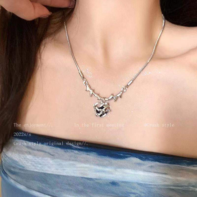 Kalung Choker Liontin Bentuk Hati Tidak Teratur Bahan Logam Gaya Hip Hop Untuk Wanita