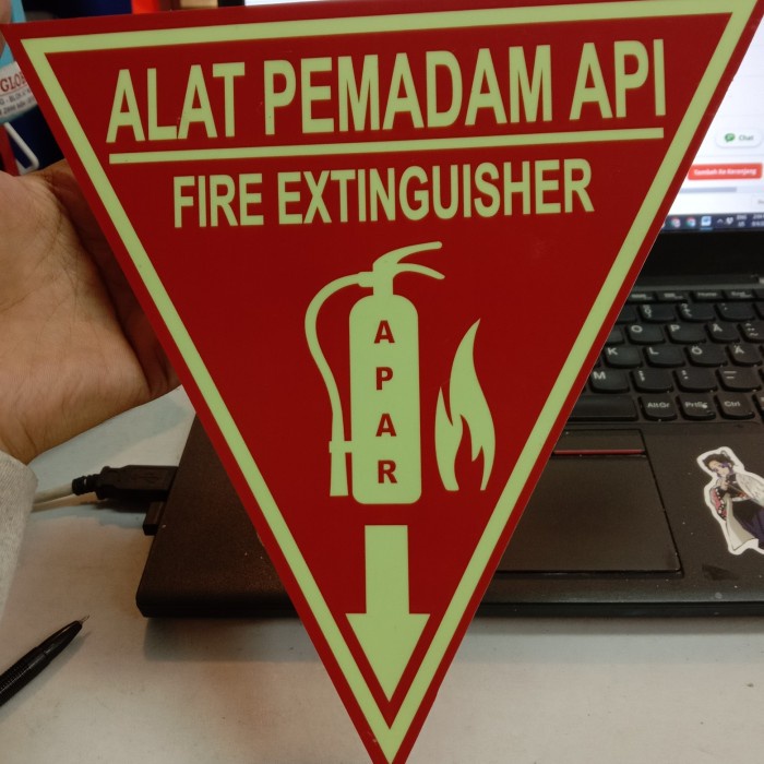 

AKRILIK SEGITIGA APAR UK 20X20CM GLOW IN THE DARK FOSFOR RAMBU PEMADAM