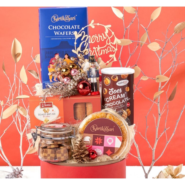 

READY CIKARANG 09 NOV 2024 - KARTIKA SARI HAMPERS G PARCEL NATAL CHRISTMAS NEW YEAR LIMITED EDITION 2022 GIFT BOX KARTIKASARI OLEH OLEH BANDUNG VIRAL SALE PROMO PAKET HADIAH BOLU CAKE LEGIT PIA ROTI PIE COOKIES PASTRY LAPIS BIRTHDAY CAKE KUE ULANG TAHUN K