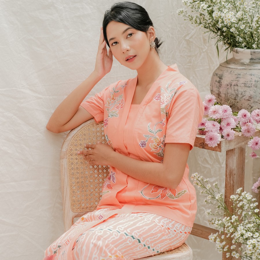 Kebaya Encim Batik Malia Lengan Pendek Meradelima Katun Peach