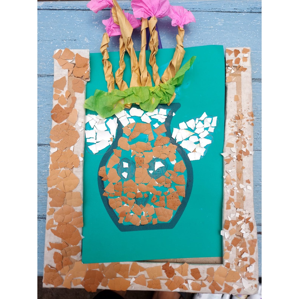 

figura dari kulit telur dan kardus