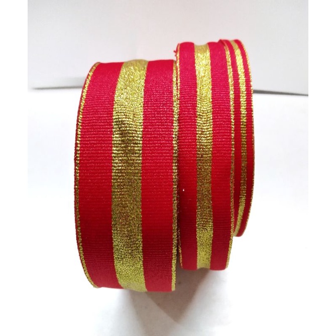 

Pita Kado Pita Hampers Merah List Emas