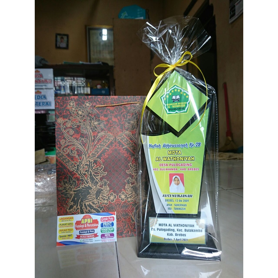 Grosir Plakat Kayu Wisuda - Vandel Kayu Untuk kenang kenangan perpisahan Wisuda SD MI TPQ MTs MA