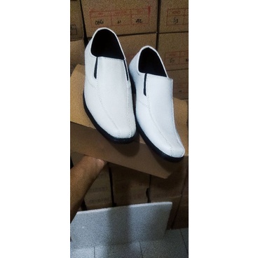 Sepatu pantofel putih semi kulit