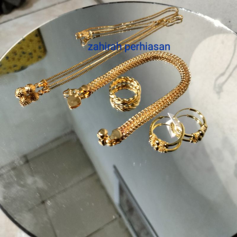 satu set perhiasan wanita motif emas kalung Milano liontin kacang+tikar titanium 888