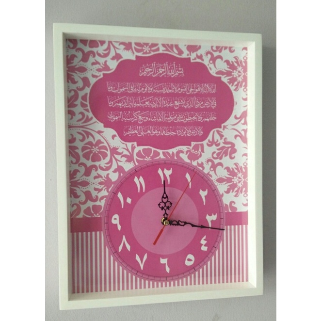 

Lukisan Kaligrafi - Hiasan Jam Dinding Lukisan Kaligrafi Ayat Kursi Pink Bisa Untuk Kado -