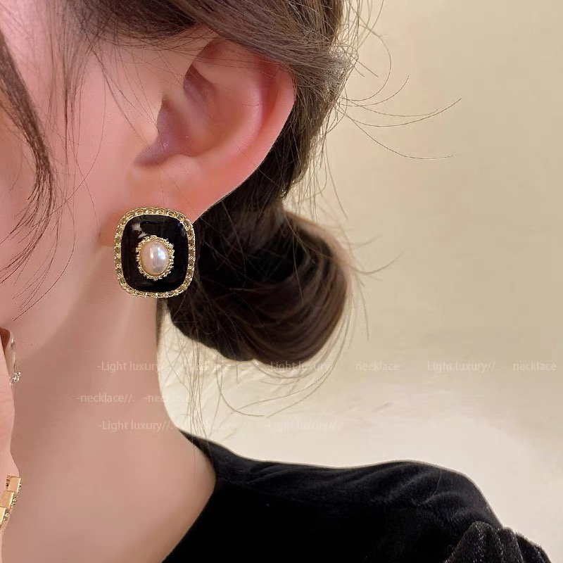 Anting Wanita High-end Hitam Retro Cahaya Anting Mewah Temperamen Selebriti Internet Anting Niche Indah