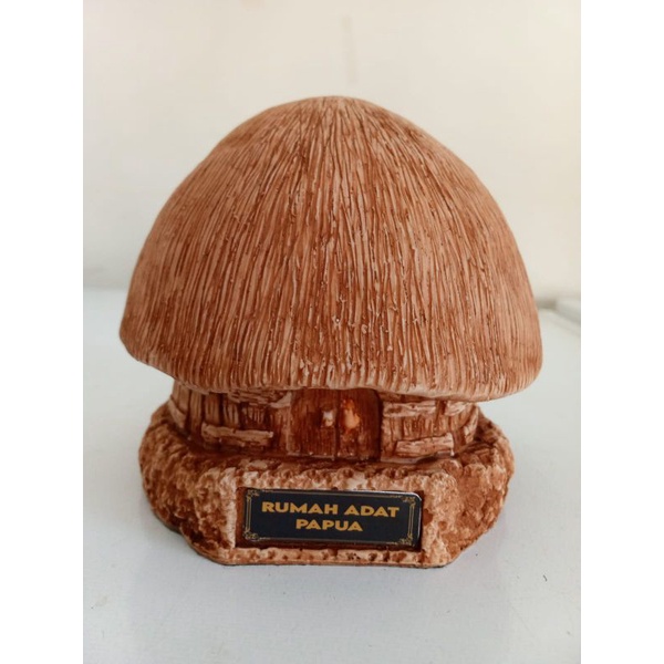 Miniatur Rumah adat Papua dan  Toraja
