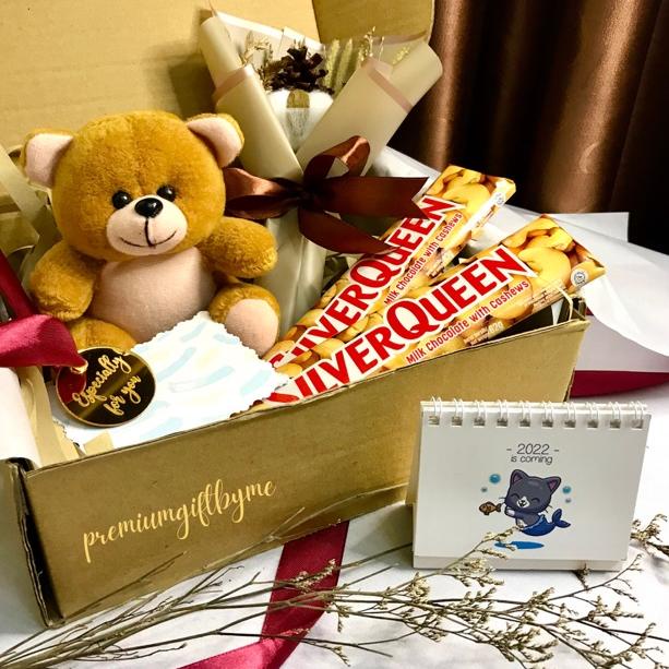 

(B-S5S-✪) HAMPERS SOSWEET Cokelat Silverqueen 62gr Buket Bunga Dried Flower Bucket Boneka Doll Kado Ultah Hadiah Valentine Pernikahan Gift Paket Wisuda Ulang Tahun Tunangan Kelahiran Hampers Premium Murah Unik Estetik Aesthetic Sahabat Pacar Istri Bayi An
