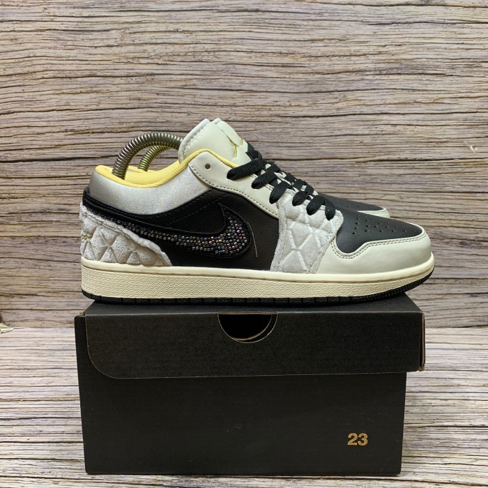 Sneakers Sepatu Nike Air Jordan 1 Low Beaded Swoosh Branded Pria