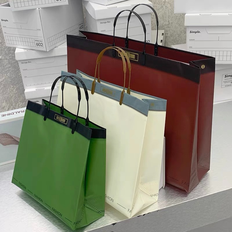 

Tas Plastik Tebal Warna Merah / Tas Mika PVC Transparan, Tas Mika PVC Polos Goodiebag Hampers Souvenir / Tas Mika Tebal Warna Merah Goodiebag Hampers | AC17