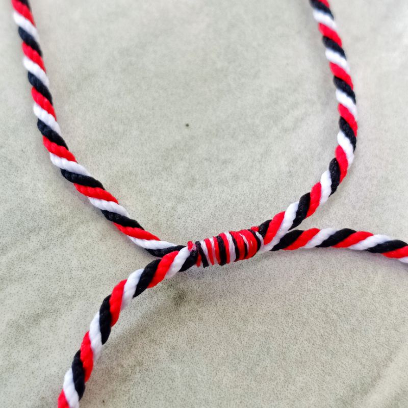 Gelang Tridatu Ulir Rumbai Serut 1 mm / Gelang Tridatu Tipis / Gelang Tridatu Simple / Gelang Tridatu Khas Bali / Tridatu Bali Murah / Oleh Oleh Bali / Kerajinan Bali Murah / Gelang Bali / Oleh Oleh Bali / Tridatu Custom / Craftdewata