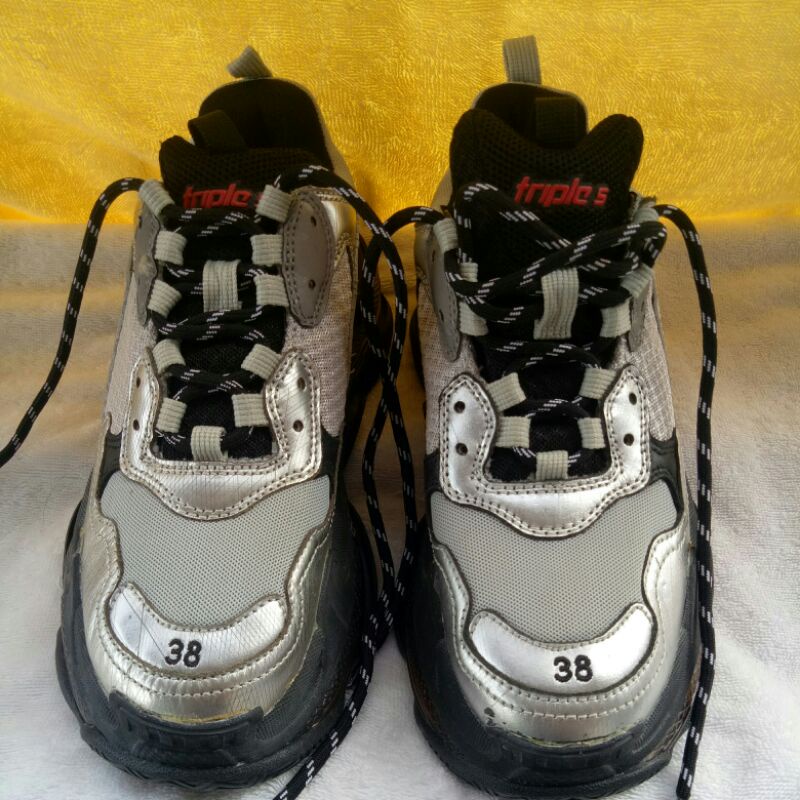 Sepatu Balenciaga Triple S