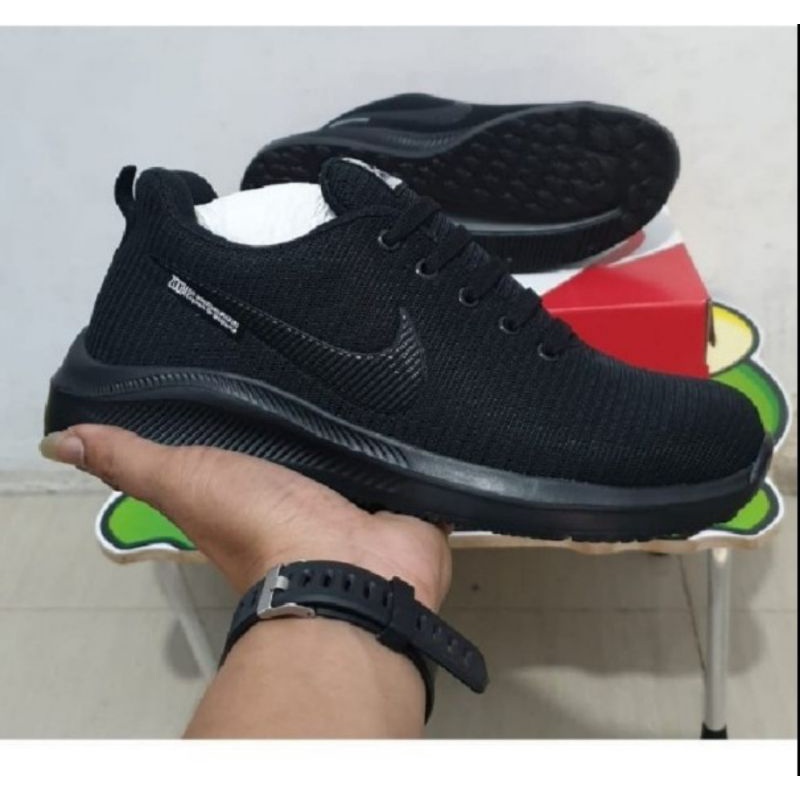 Sepatu sneakers Hitam polos Sepatu Hitam polos Nike