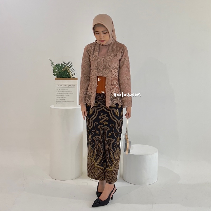 Hoolaqueen - Kebaya Kutu Baru - Atasan Kebaya - Rok Batik - Baju Tradisional