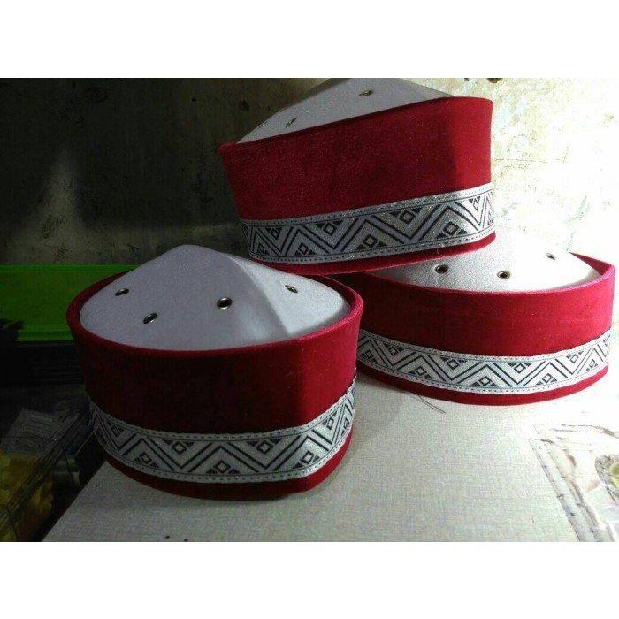 Peci uje bludru motif renda perak