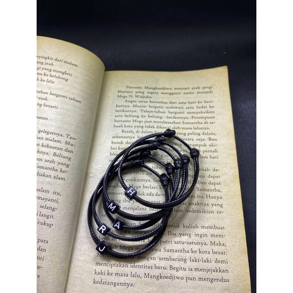 gelang inisial huruf dadu