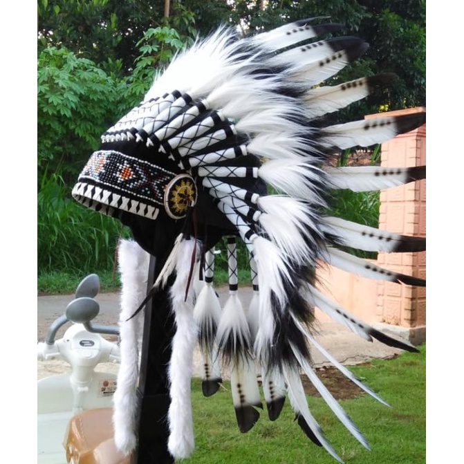 Topi indian bulu angsa hitam putih