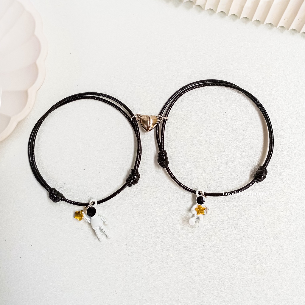 1 Pasang Gelang Couple Liontin Astronot Putih Lucu Model Korea Kopel Magnet Love Silver Tali Anti Air dan Satin Lembut untuk Gift Hadiah Bahan Berkualitas