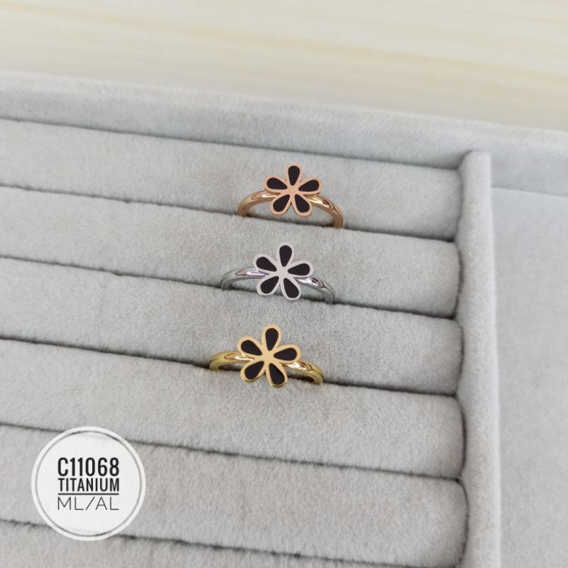 Cincin Titanium Bunga daisy Hitam C11068