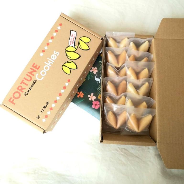 

(H-J7J✉) Fortune Cookies Original kue kering ada kata kata dalam tekukan kue CUSTOM TEXT (isi 12 piece) pasti dikirim
