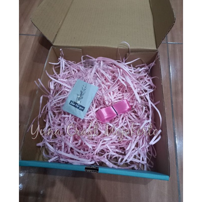 

(JATIM) PAKET HIASAN BOX HAMPER 24X24X7CM + KERTAS CACAH + KARTU UCAPAN + PITA SATIN