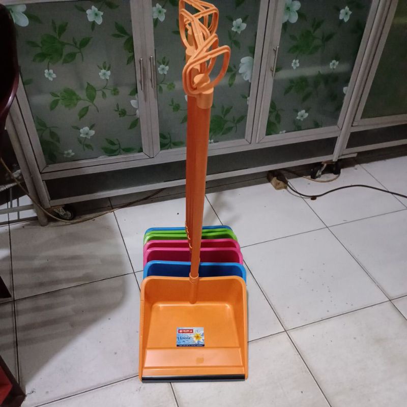 Serokan sampah besar LionStar