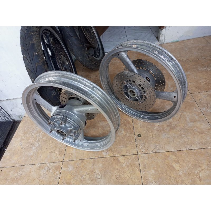 Velg triple disk original yamaha FZR