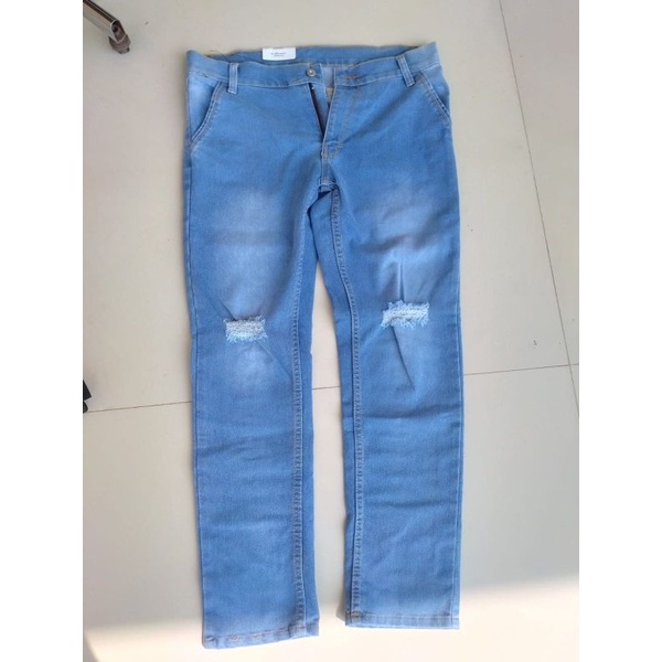 Celana Jeans sobek lutut. jeans sobek rippeds