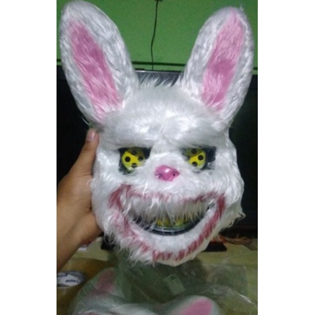 Topeng kelinci berdarah
