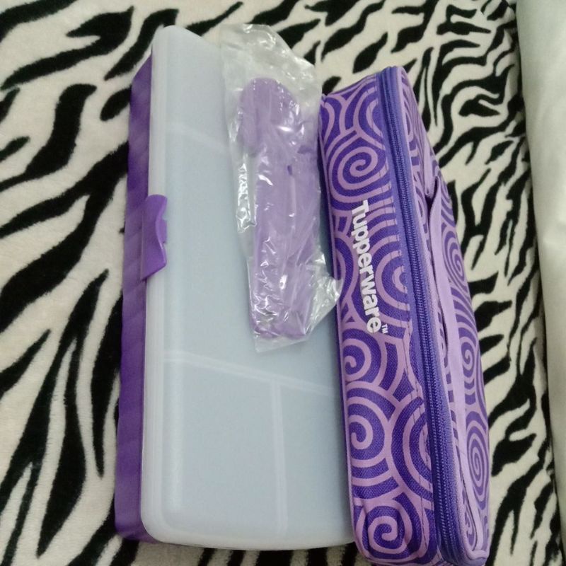 Tupperware set lunch box sekat + tas warna ungu