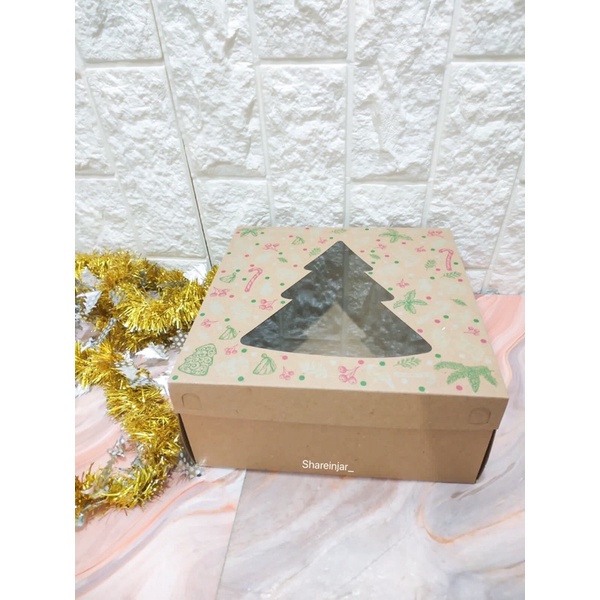 

Kotak Box Natal 25x25x10cm Dus Packaging Hampers Kue Bolu Lapis Kado Christmas