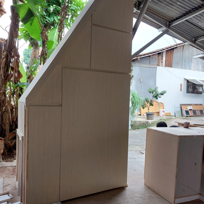 lemari bawah tangga hpl minimalis