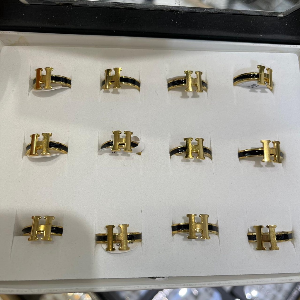 CINCIN TITANIUM GROSIR 1 BOX ISI 12 PCS UKURAN 16 SAMPAI 18 / MOTIF GOLD EMAS HRM3S HURUF H/ DUNIA GELANG