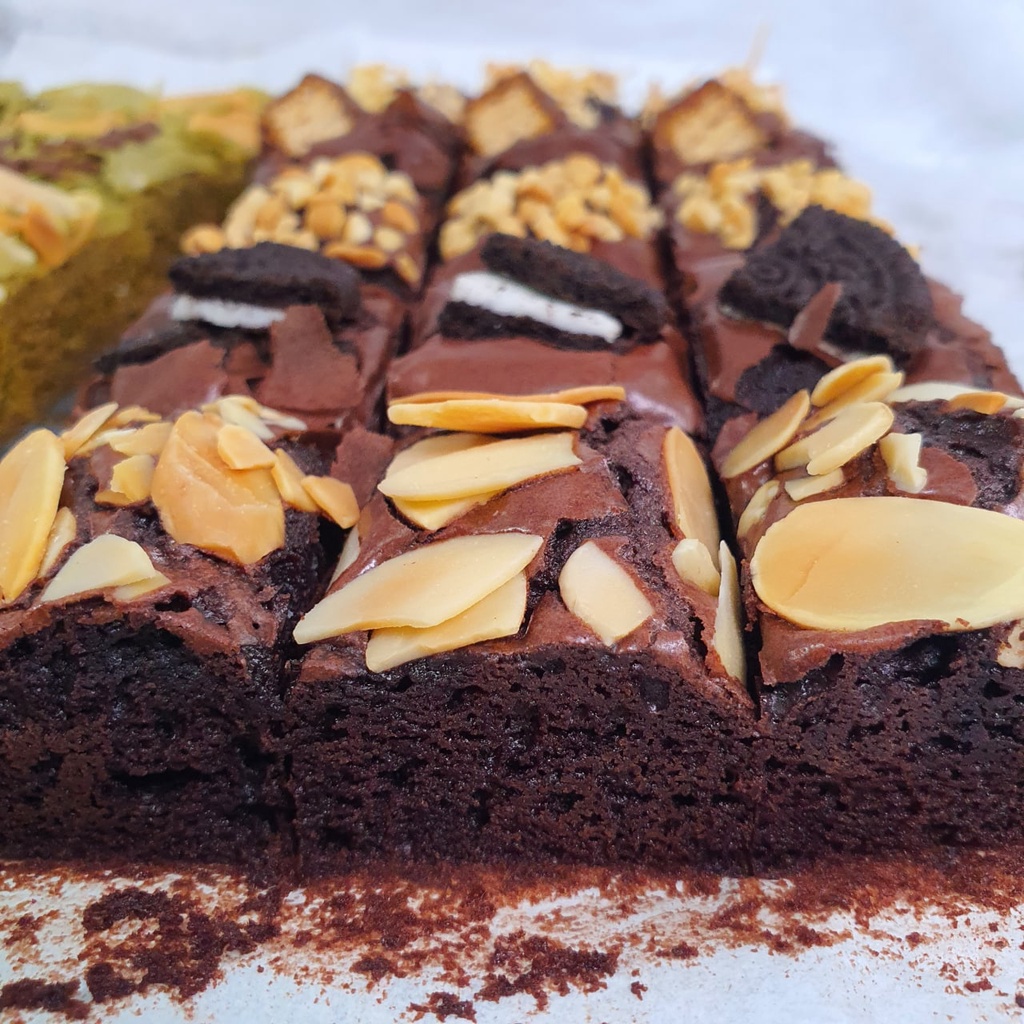 

Brownies DARK CHOCOLATE Fudgy Brownis Panggang Cokelat Sekat ANEKA TOPING Halal Murah Enak Lezat