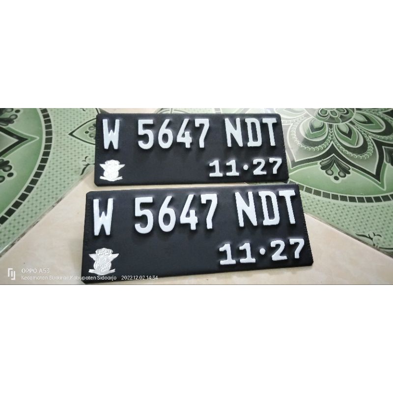 Plat nomor motor huruf new putih / huruf cat hitam(SEPASANG) ber logo