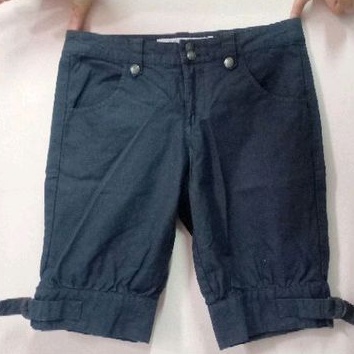 celana khakis selutut  hitam GIORDANO sz 25