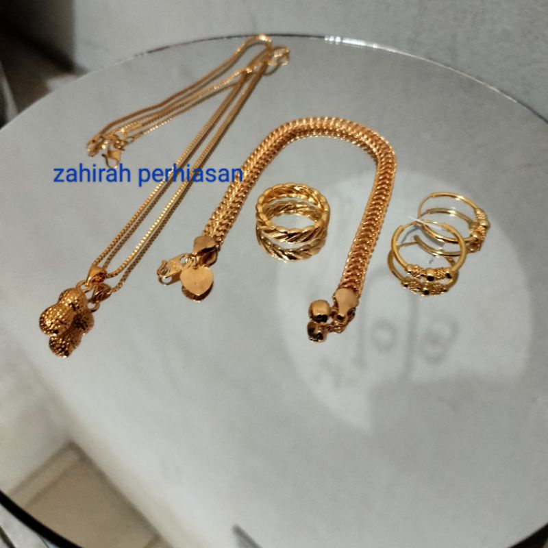 satu set perhiasan wanita motif emas kalung Milano liontin kacang+tikar titanium 888