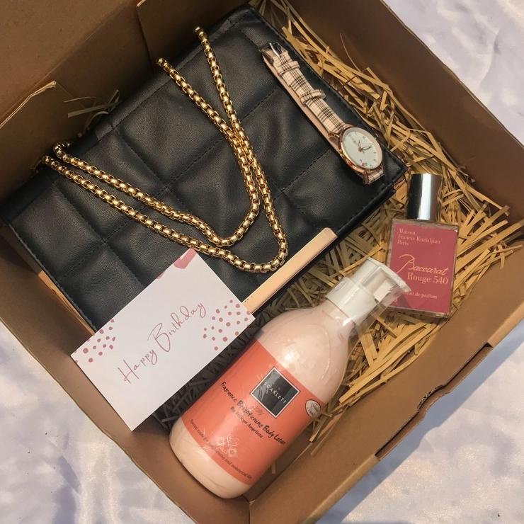 

Terbaru [GB SLINGBAG] GIFT BOX SLING BAG / TAS CEWEK / KADO CEWEK / KADO PACAR / GRADUATION / HAMPERS / ANNIVERSARI / KADO DOI