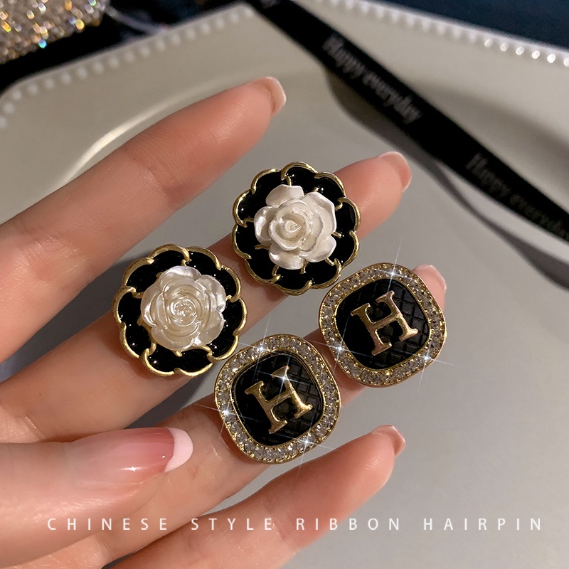 Anting Wanita High-end Hitam Retro Cahaya Anting Mewah Temperamen Selebriti Internet Anting Niche Indah