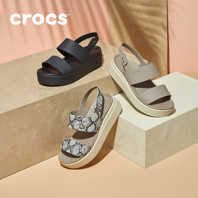 SANDAL WANITA BROOKLYN LOW WEDGES CROCS / BROOKLYN tali