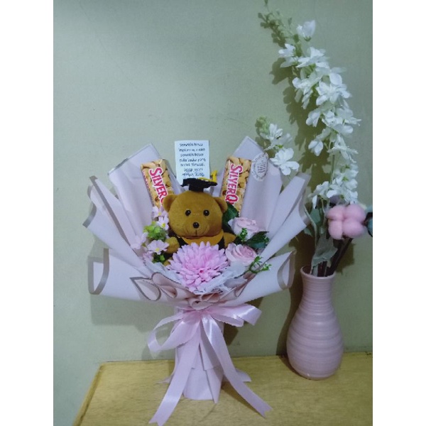 buket boneka + 2 Silverqueen kecil