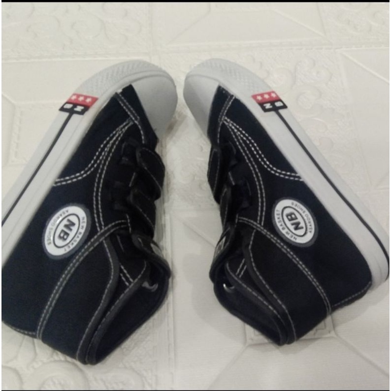 Sepatu Sekolah N&amp;B Hitam putih model prekat