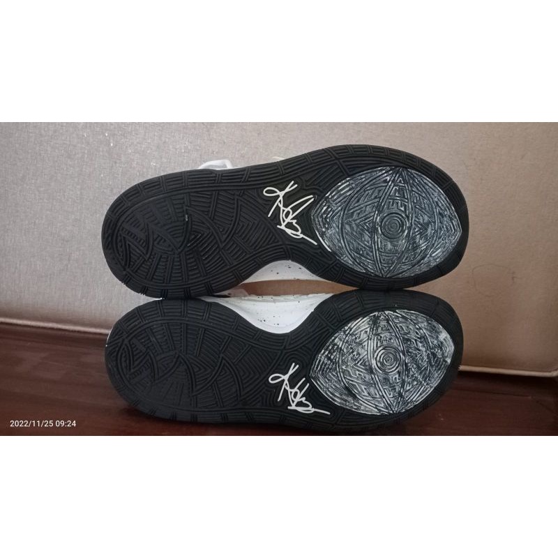 Sepatu second brand/pl/trifthing Nike Kyrie 5 black n white size 43